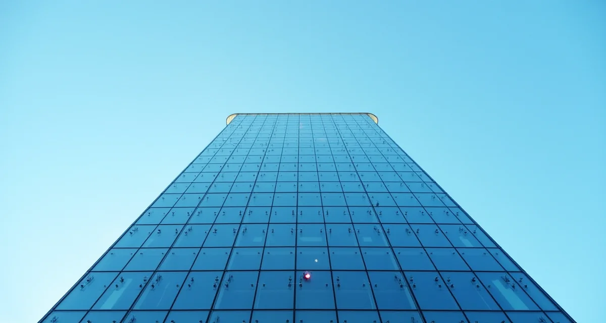 Facciata continua in vetro di un moderno edificio per uffici a Londra con cielo blu