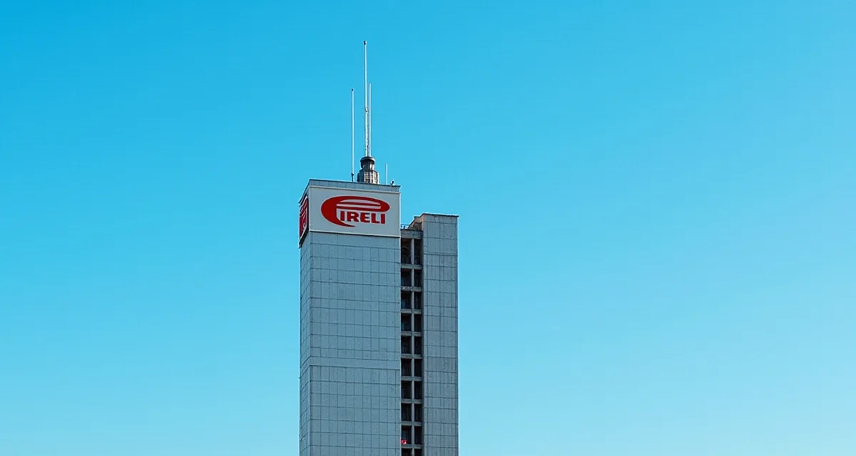 Grattacieli Pirelli a Milano con struttura in calcestruzzo armato sotto cielo blu