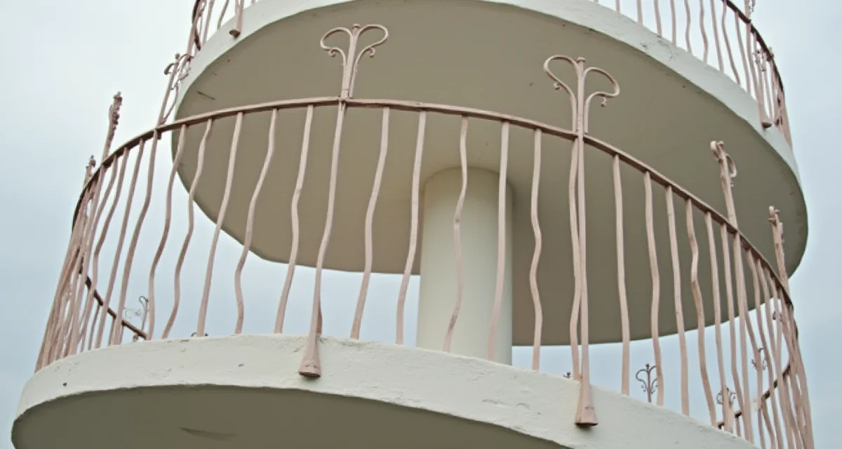 Dettaglio architettonico ravvicinato della base circolare e dei binari rotanti della Villa Girasole