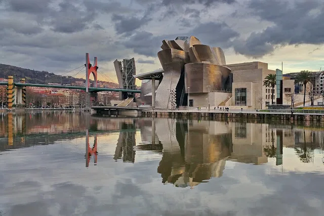 Guggenheim-Bilbao-museo-Frank Gehry-architettura