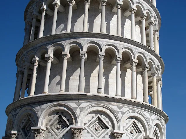 perché la torre di pisa storta