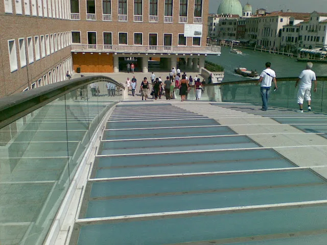 ponte-costituzione-Calatrava-Venezia-vetro-gradini-parapetto