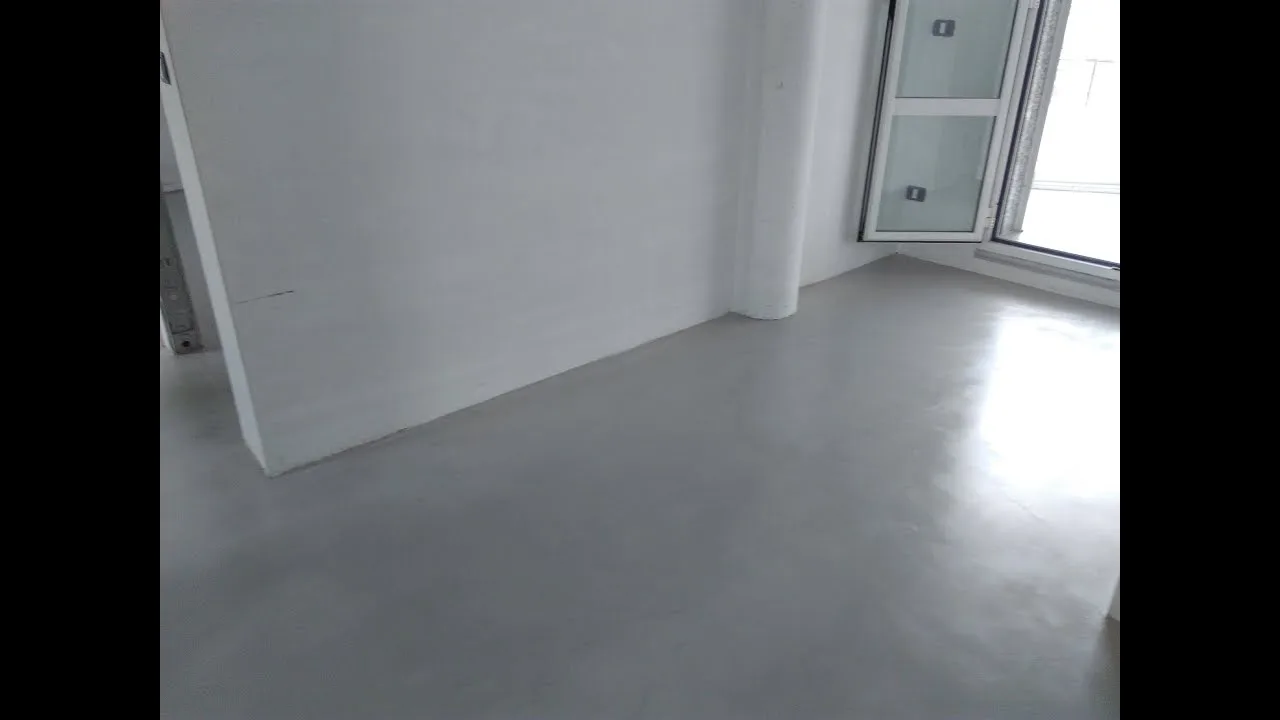 video su come posare la resina sui pavimenti interni